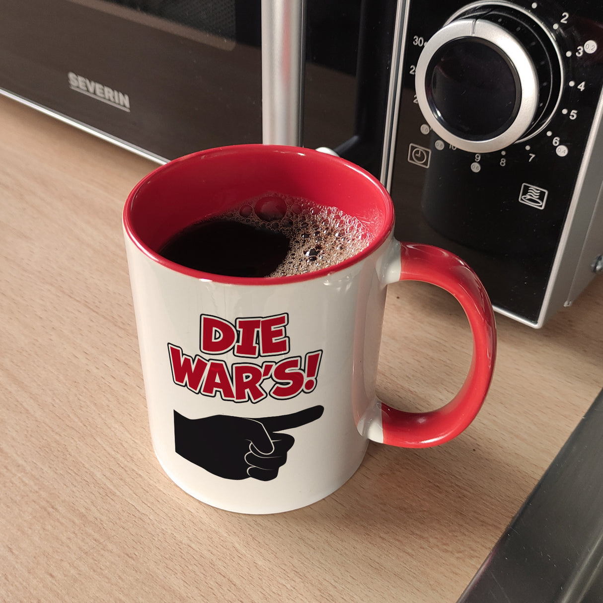 Die war’s Kaffeebecher mit beschuldigender Hand