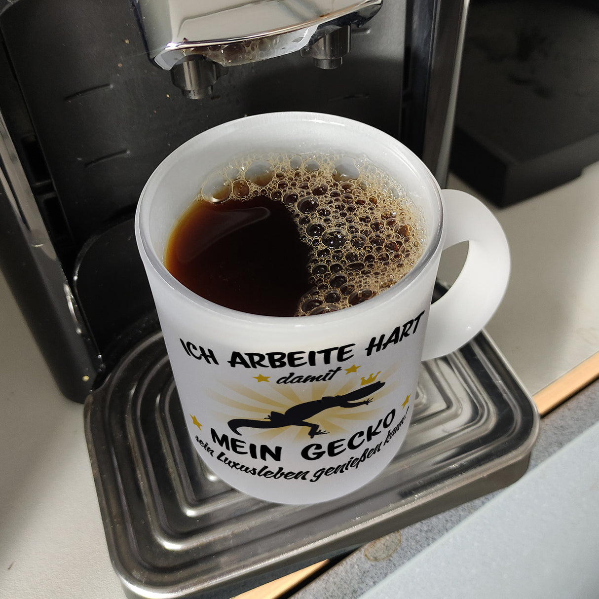 Ich arbeite hart für das Luxusleben meines Geckos Haustier Kaffeebecher