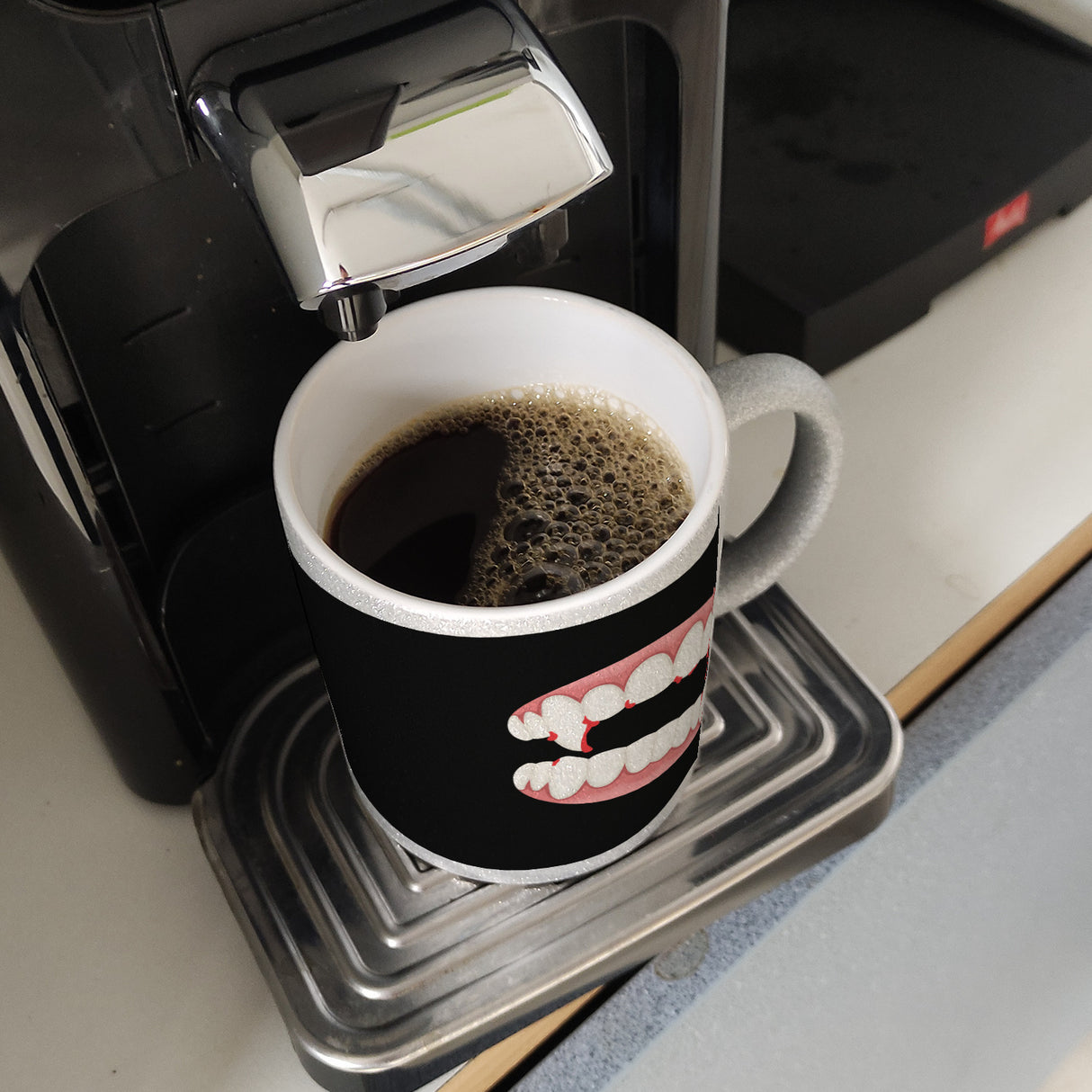 Vampirgebiss Horror Kaffeebecher für Halloween