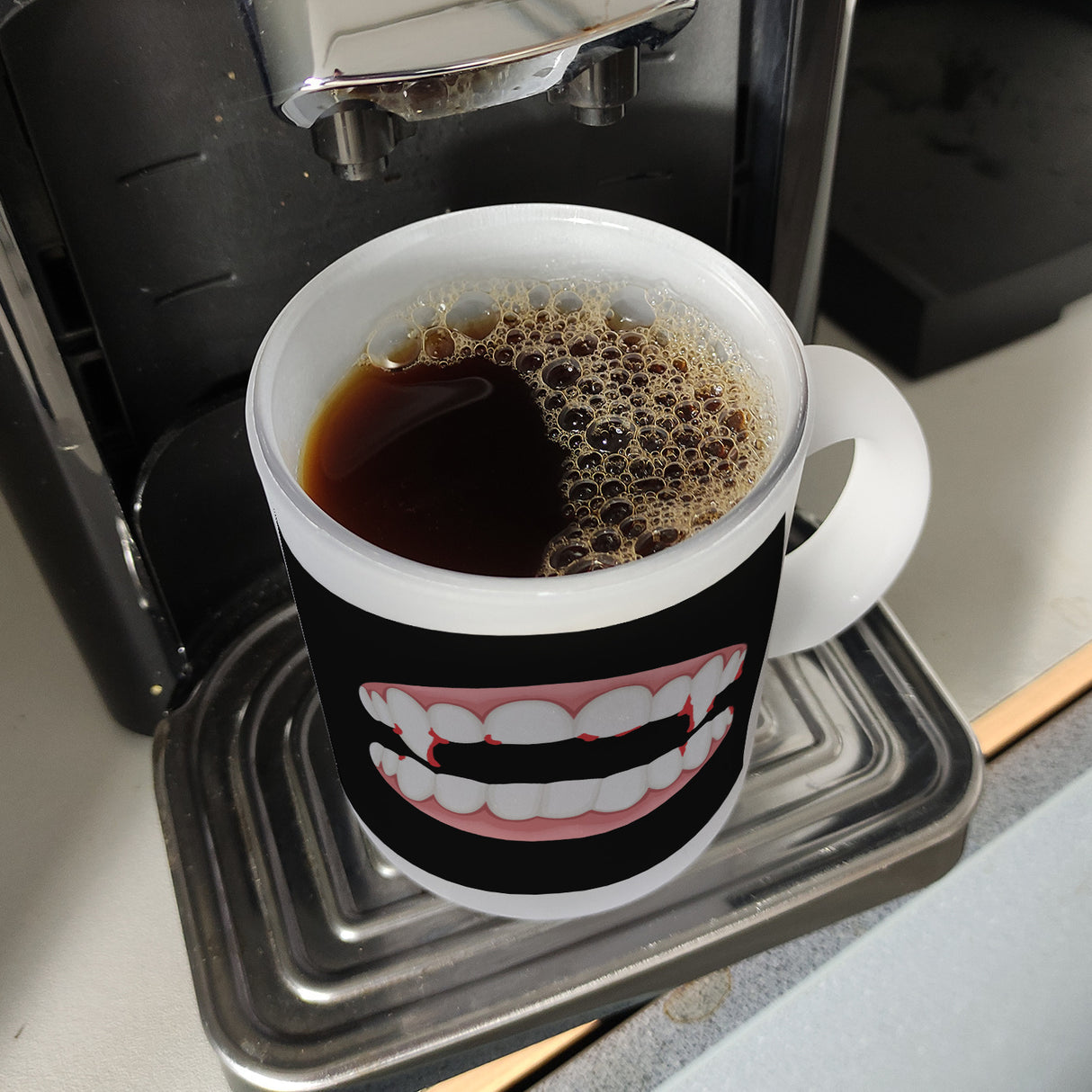 Vampirgebiss Horror Kaffeebecher für Halloween