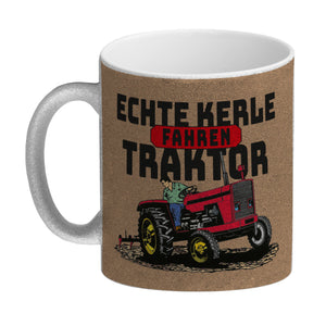 Echte Kerle fahren Traktor Kaffeebecher in braun