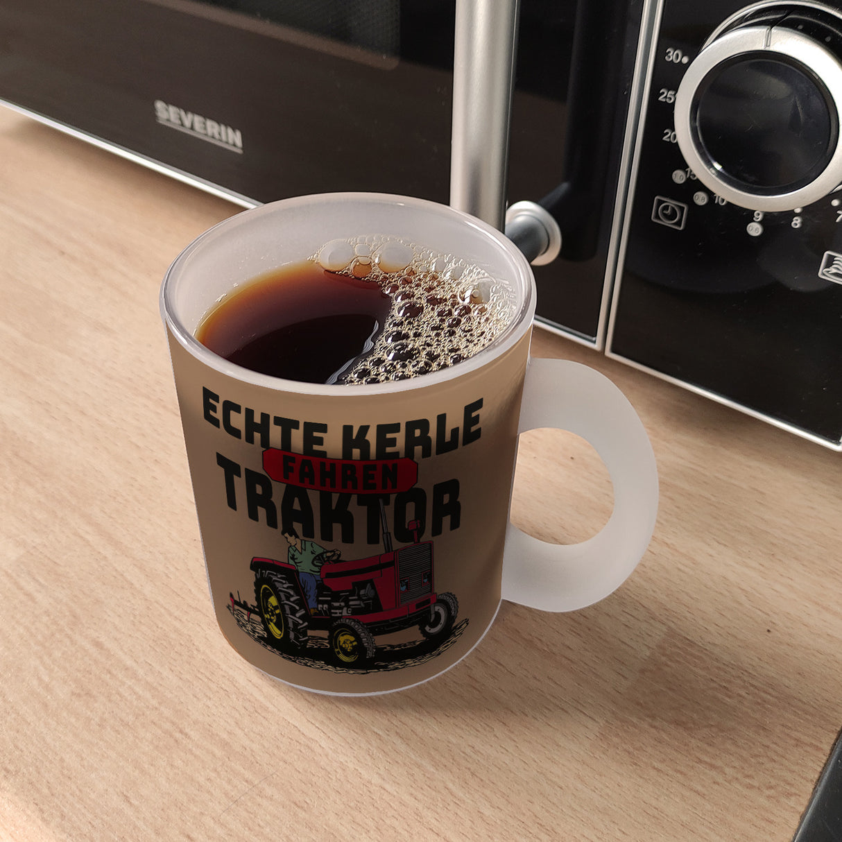 Echte Kerle fahren Traktor Kaffeebecher in braun