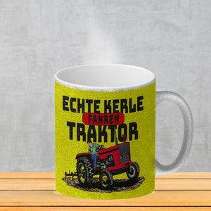 Echte Kerle fahren Traktor Kaffeebecher in braun