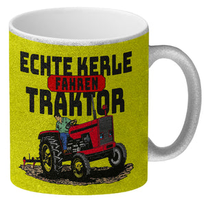 Echte Kerle fahren Traktor Kaffeebecher in braun