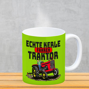 Echte Kerle fahren Traktor Kaffeebecher in braun