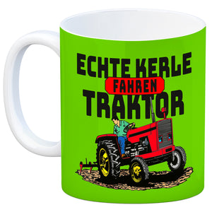 Echte Kerle fahren Traktor Kaffeebecher in braun
