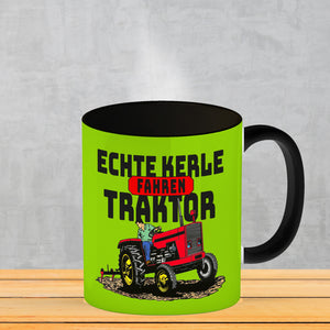 Echte Kerle fahren Traktor Kaffeebecher in braun