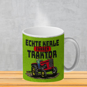 Echte Kerle fahren Traktor Kaffeebecher in braun