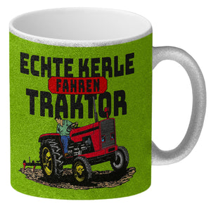 Echte Kerle fahren Traktor Kaffeebecher in braun