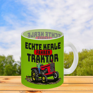 Echte Kerle fahren Traktor Kaffeebecher in braun