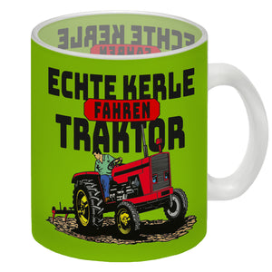 Echte Kerle fahren Traktor Kaffeebecher in braun
