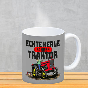 Echte Kerle fahren Traktor Kaffeebecher in braun