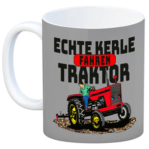 Echte Kerle fahren Traktor Kaffeebecher in braun