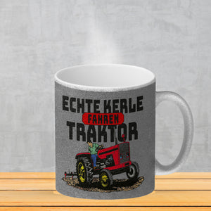 Echte Kerle fahren Traktor Kaffeebecher in braun