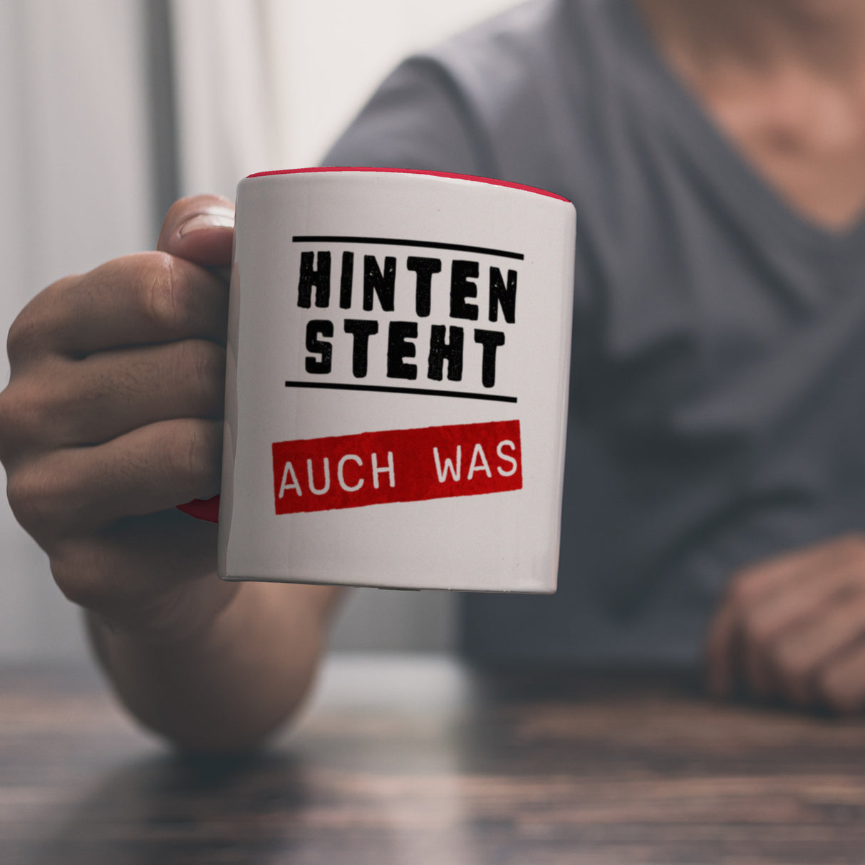 Hinten steht auch was Kaffeebecher