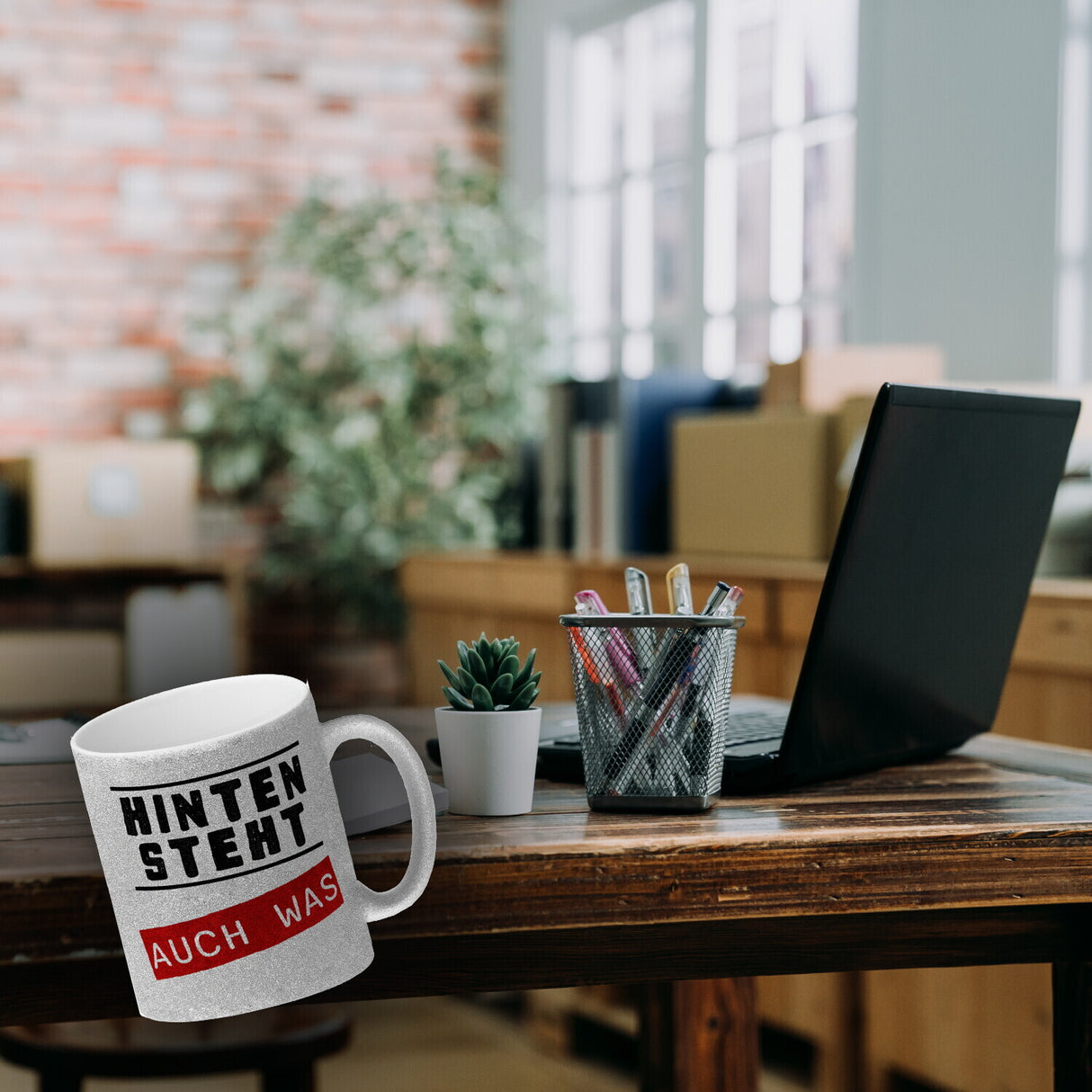 Hinten steht auch was Kaffeebecher