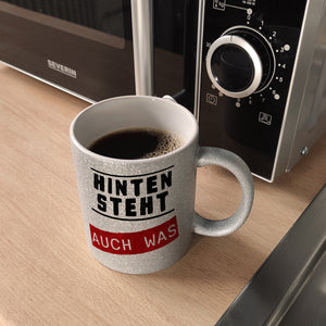 Hinten steht auch was Kaffeebecher