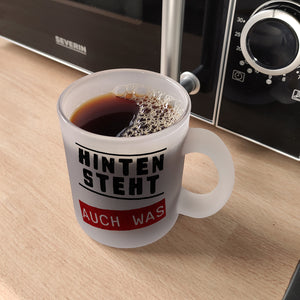 Hinten steht auch was Kaffeebecher