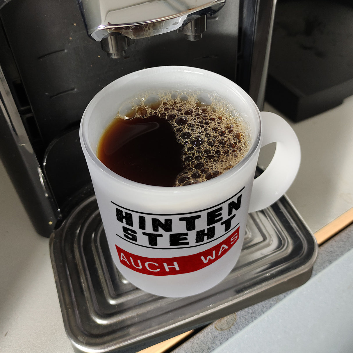 Hinten steht auch was Kaffeebecher