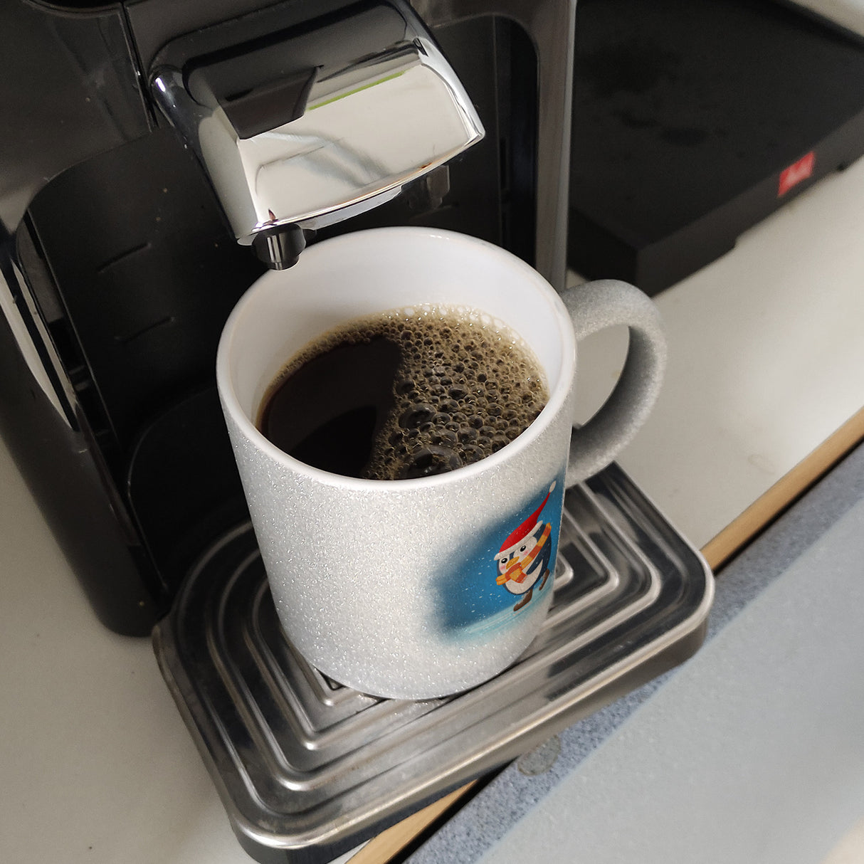 Pinguin mit Weihnachtsmütze und Schlittschuhen Kaffeebecher
