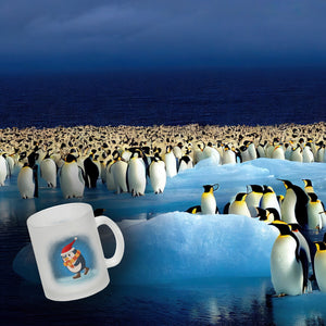 Pinguin mit Weihnachtsmütze und Schlittschuhen Kaffeebecher