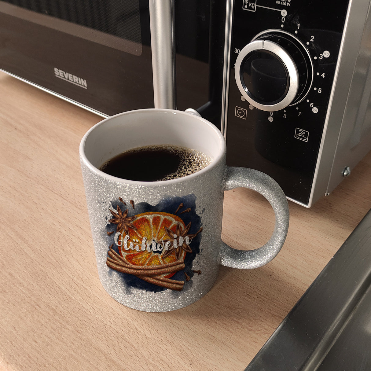 Glühweintasse mit Glühweinzutaten Kaffeebecher