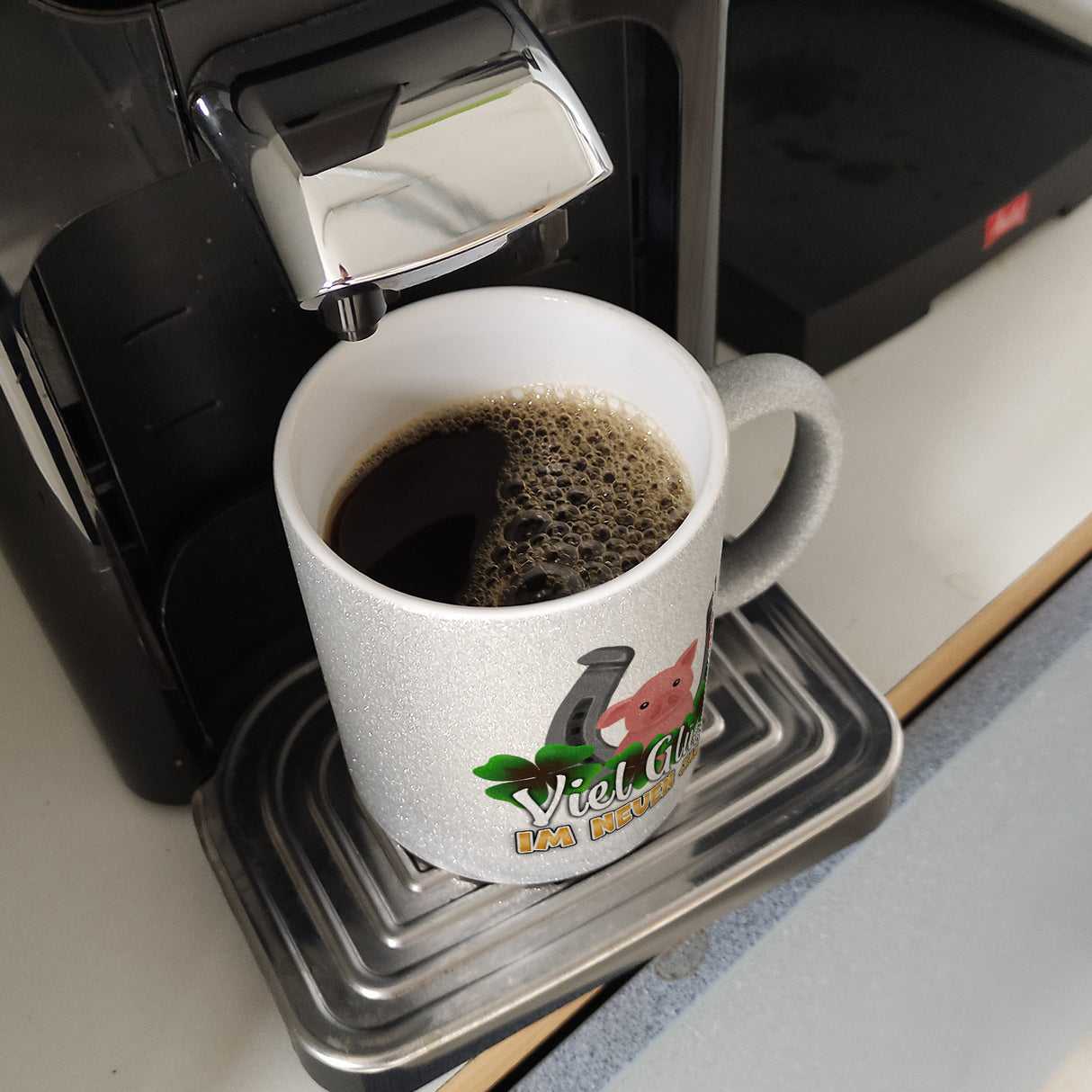 Viel Glück im neuen Jahr Kaffeebecher mit Glücksbringern