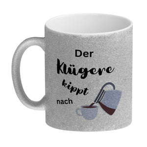 Der Klügere kippt Kaffee nach Kaffeebecher