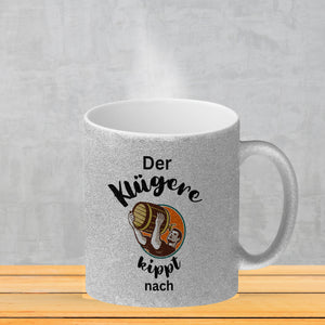 Der Klügere kippt Kaffee nach Kaffeebecher