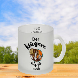 Der Klügere kippt Kaffee nach Kaffeebecher