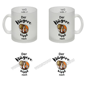 Der Klügere kippt Kaffee nach Kaffeebecher