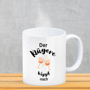 Der Klügere kippt Kaffee nach Kaffeebecher