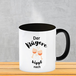 Der Klügere kippt Kaffee nach Kaffeebecher