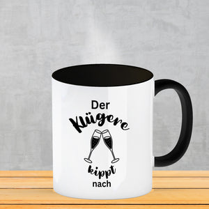 Der Klügere kippt Kaffee nach Kaffeebecher