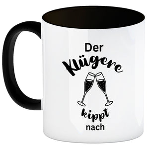 Der Klügere kippt Kaffee nach Kaffeebecher