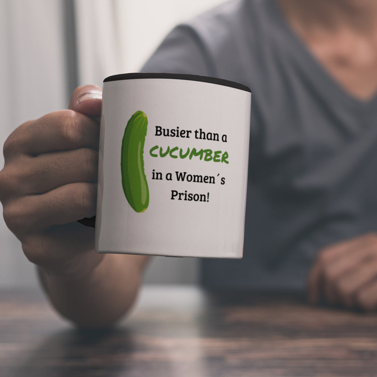 Busier than a cucumber in a women´s prison! Gurke Kaffeebecher Knast Kaffeetasse Spaß alleine