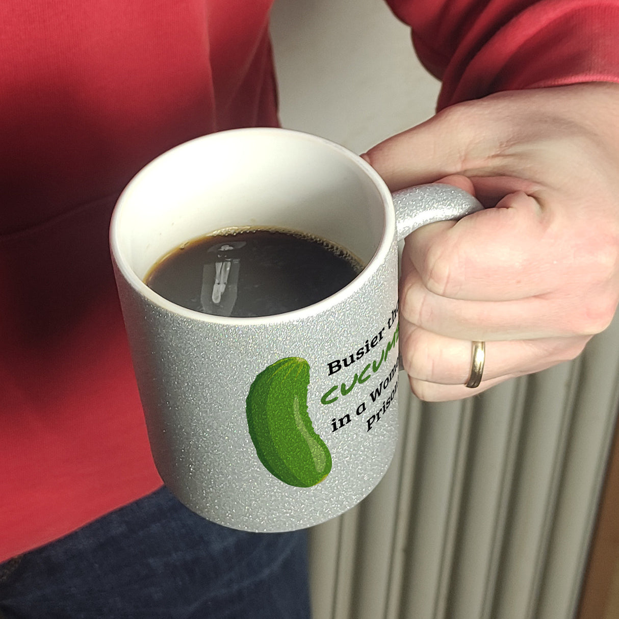 Busier than a cucumber in a women´s prison! Gurke Kaffeebecher Knast Kaffeetasse Spaß alleine