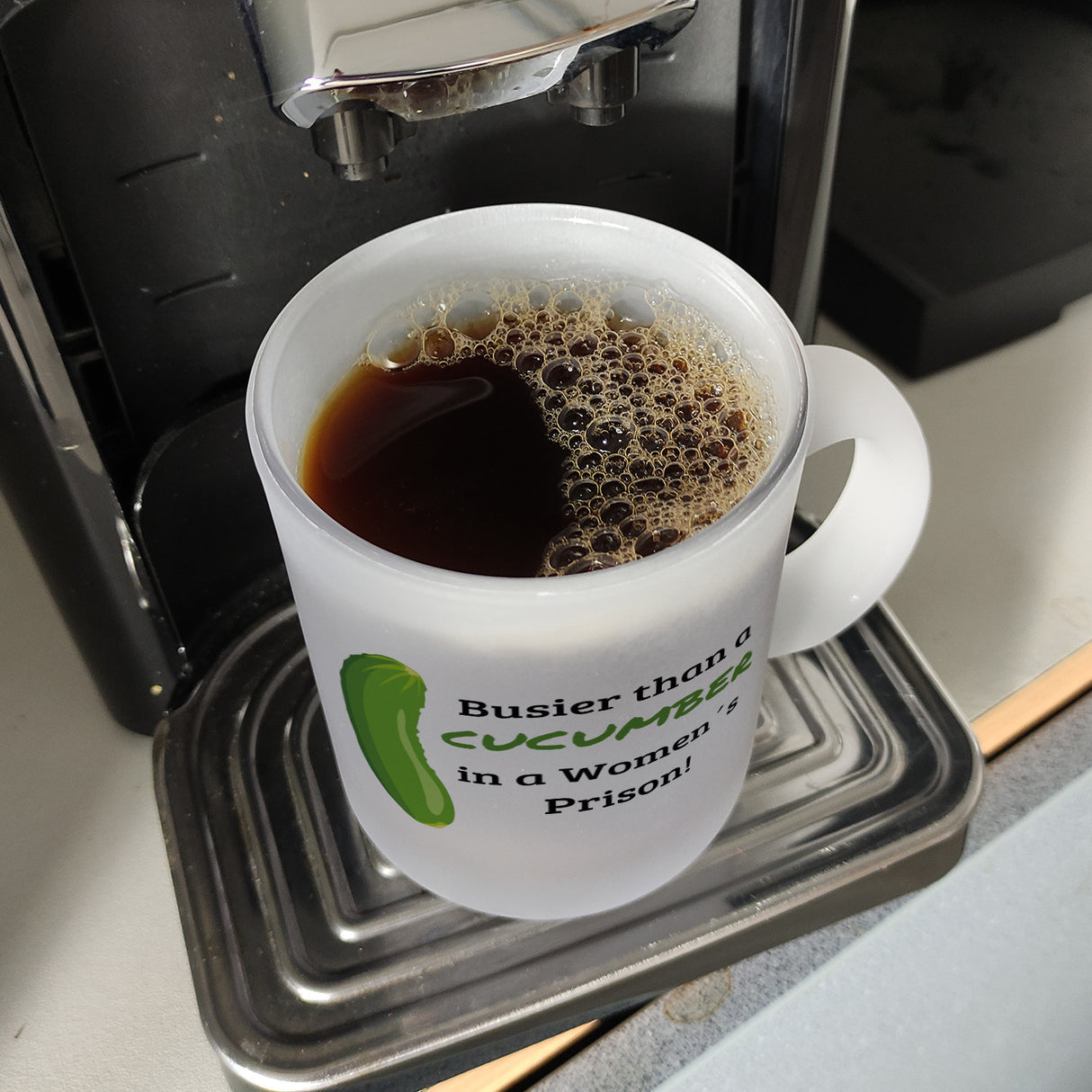Busier than a cucumber in a women´s prison! Gurke Kaffeebecher Knast Kaffeetasse Spaß alleine