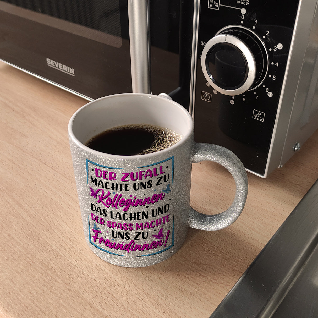Der Zufall machte uns zu Kolleginnen Kaffeebecher mit Spruch zum Thema Freundschaft