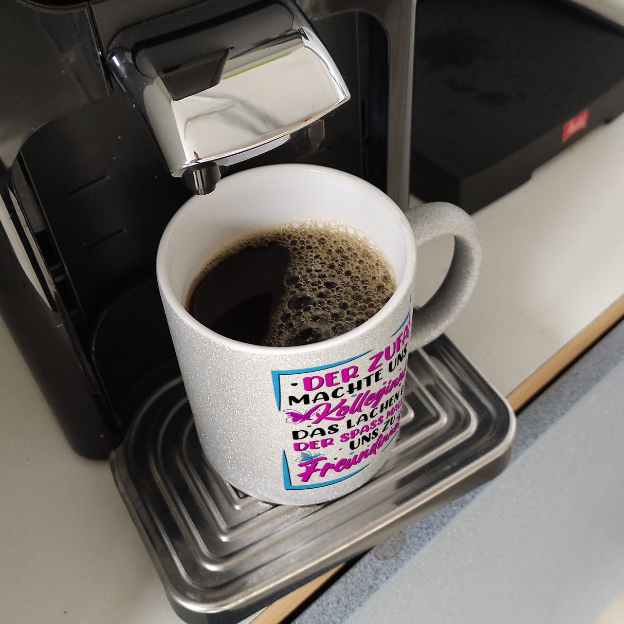 Der Zufall machte uns zu Kolleginnen Kaffeebecher mit Spruch zum Thema Freundschaft