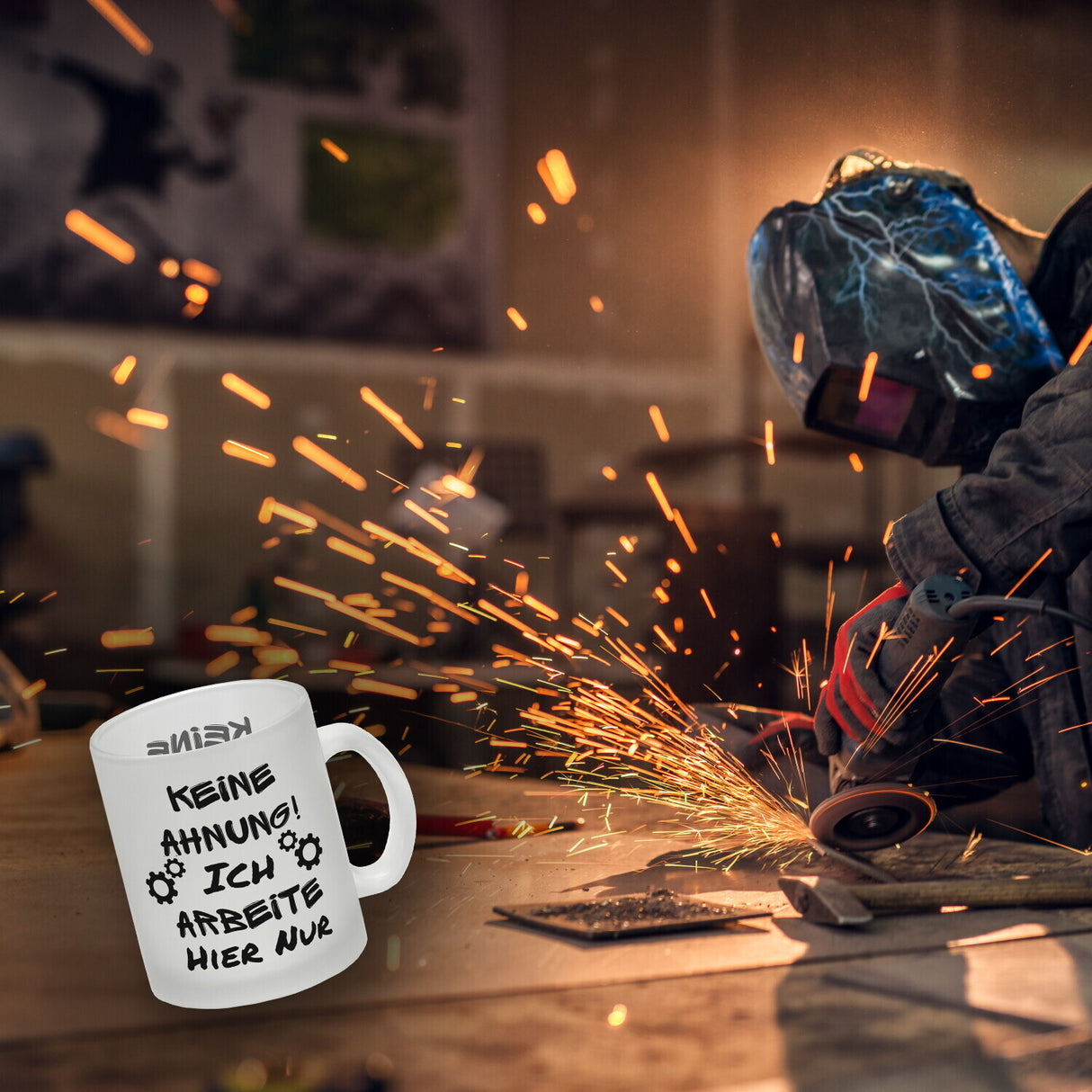 Keine Ahnung! Kaffeebecher mit Spruch Ich arbeite hier nur