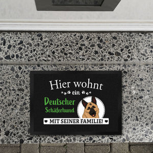 Hier wohnt ein Golden Retriever mit seiner Familie Fußmatte