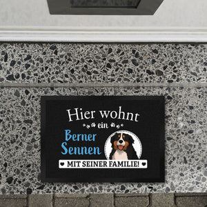 Hier wohnt ein Golden Retriever mit seiner Familie Fußmatte