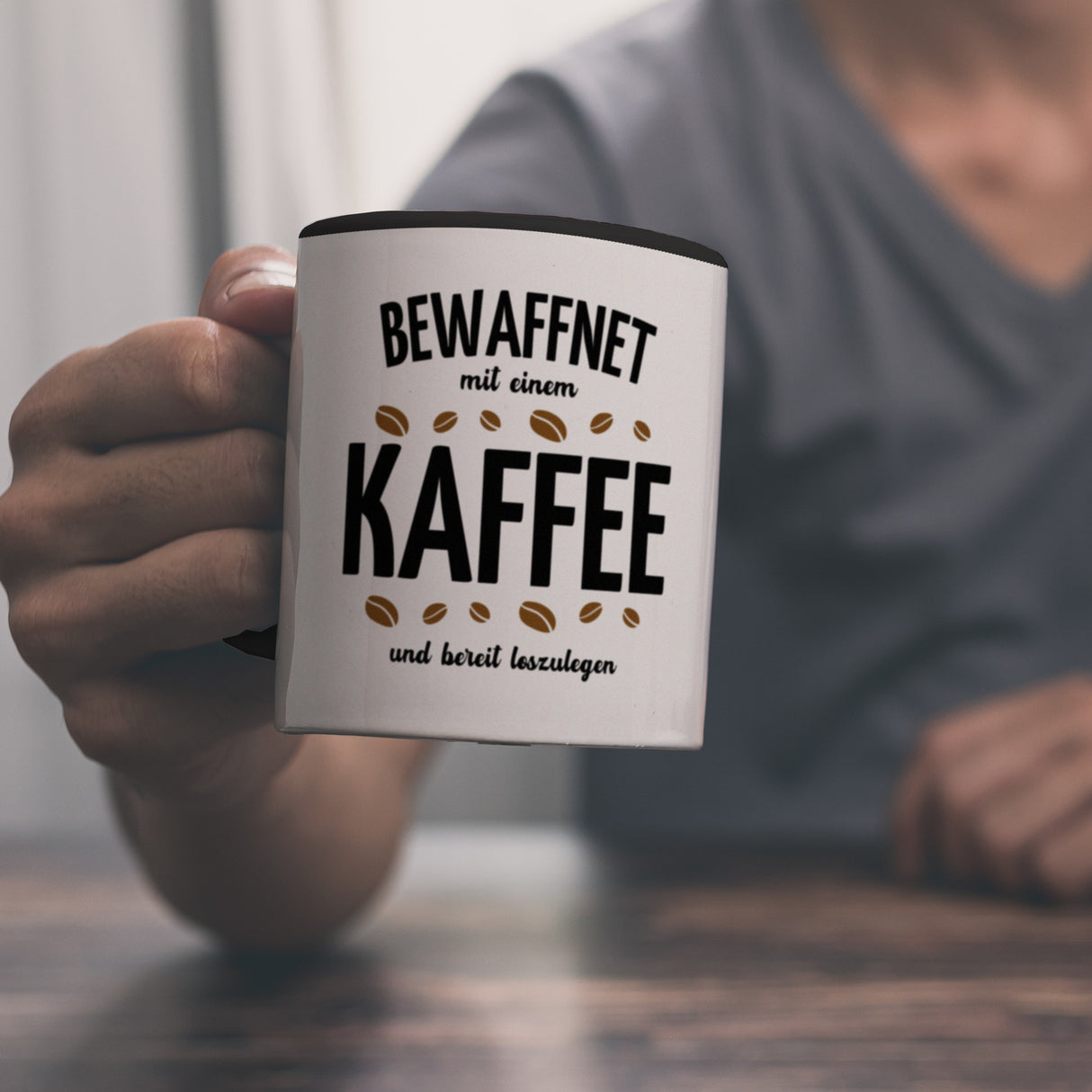 Kaffeebecher mit Spruch - Bewaffnet mit Kaffee und bereit loszulegen