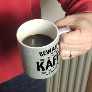 Kaffeebecher mit Spruch - Bewaffnet mit Kaffee und bereit loszulegen