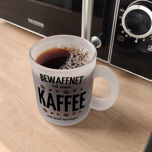Kaffeebecher mit Spruch - Bewaffnet mit Kaffee und bereit loszulegen