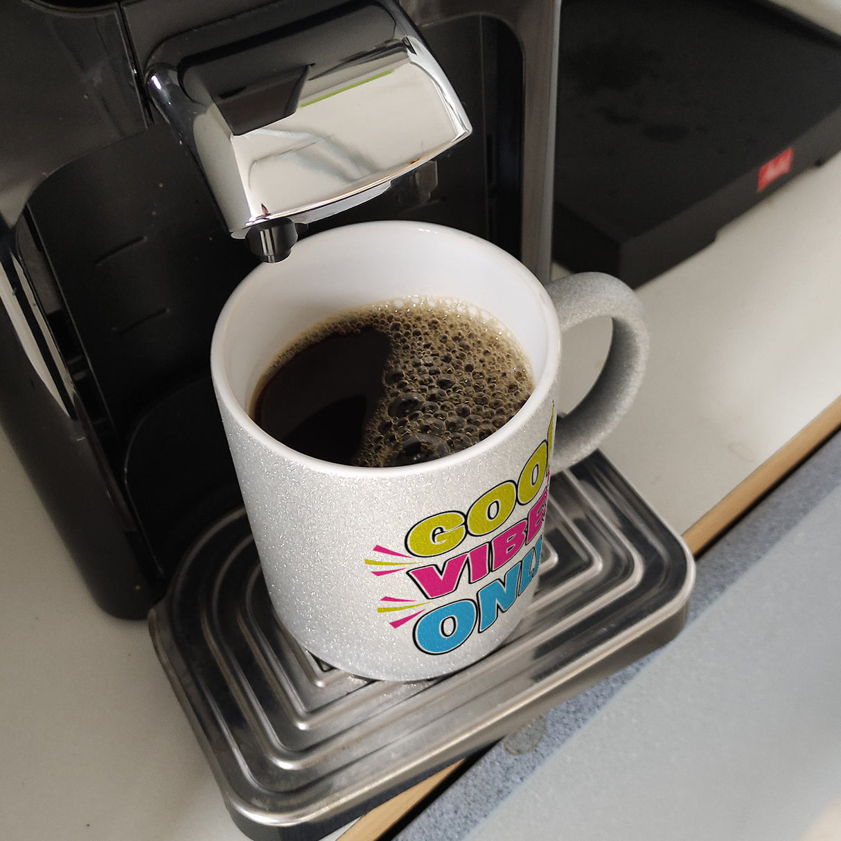 Good Vibes Only Kaffeebecher mit Spruch für Arbeitskollegen