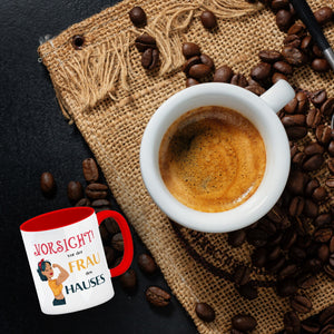 Hausfrau Kaffeebecher mit Spruch Vorsicht vor der Frau des Hauses