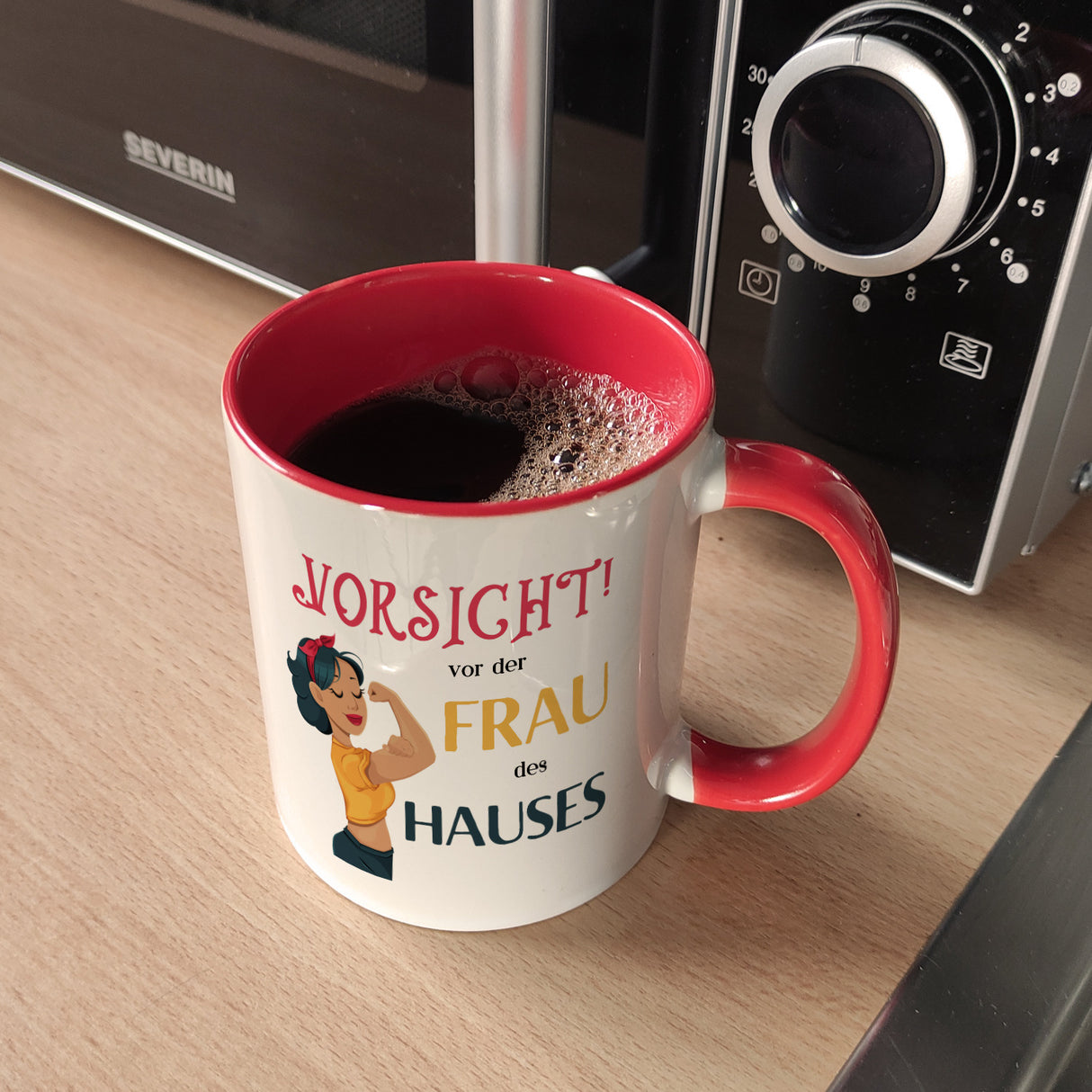 Hausfrau Kaffeebecher mit Spruch Vorsicht vor der Frau des Hauses