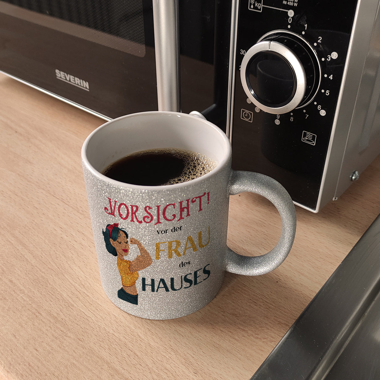 Hausfrau Kaffeebecher mit Spruch Vorsicht vor der Frau des Hauses